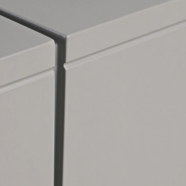 Detalhe do encaixe do tampo e do acabamento cinza da Mesa Elegance