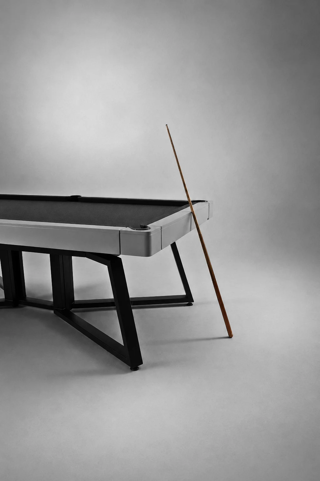 Mesa Elegance em composição lateral com taco apoiado