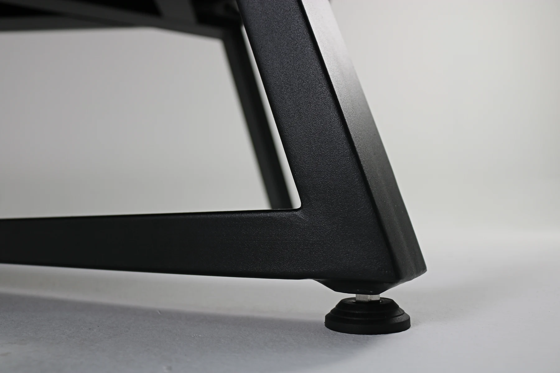 Detalhe da estrutura metálica e da sapata niveladora da mesa Elegance